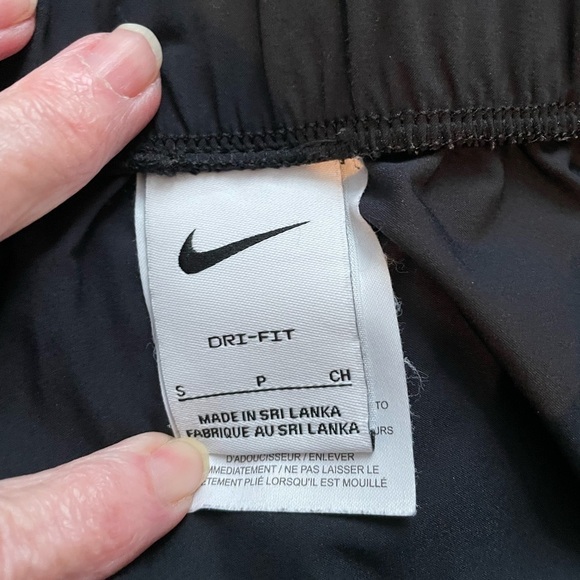 Womens black nike joggers. Elastic waist. Bottom right leg has spots. See photo - Picture 4 of 6